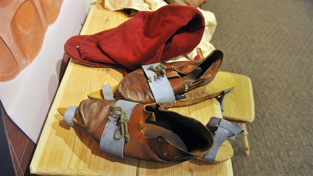 Dětští i dospělí návštěvníci Stroje času zjistí, jak se chodilo ve starodávných botách.