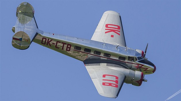 Historick letoun Lockheed Electra, kter Jan Antotnn Baa ped druhou svtovou vlkou vyuval k cestm kolem svta, po 80. letech znovu dosedl v Otrokovicch (1. kvtna 2017).