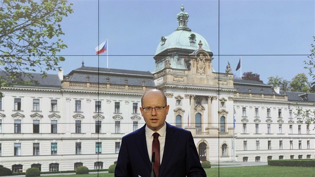 Premiér Bohuslav Sobotka oznámil, že demisi nepodá. Naopak odá návrh na odvolání ministra financí Andreje Babiše.