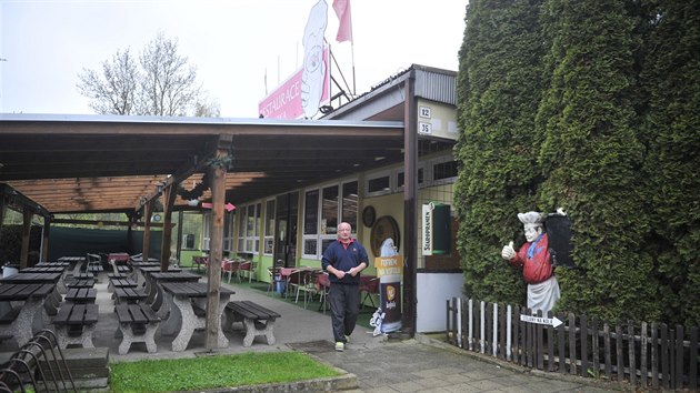 Restauraci Starka na okraji Jihlavy koupil Jaroslav Krajek. Nevad mu, e host si pro oberstven jezd a do vepu na bruslch. Prv bruslai a cyklist jsou dky cyklostezce astmi hosty.