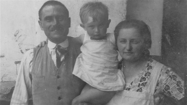Hostinsk Antonn Kruti, jeho ena Anna Krutiov a mal dcerka Jarmila Krutiov, pozdji Rambouskov, na snmku z roku 1929.