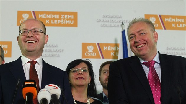 Premi�r Bohuslav Sobotka a ministr vnitra Milan Chovanec po no�n�m zased�n� gr�mia �SSD.