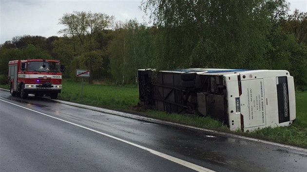 Ve Vlkav na Mladoboleslavsku se pevrtil autobus s dtmi (2.5.2017).