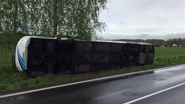 Ve Vlkav na Mladoboleslavsku se pevrtil autobus s dtmi (2.5.2017).