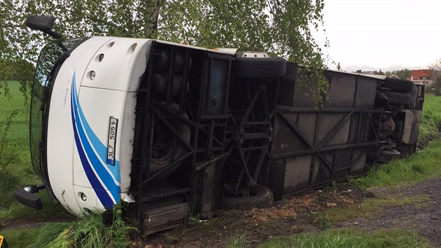 Ve Vlkav na Mladoboleslavsku se pevrtil autobus s dtmi (2.5.2017).