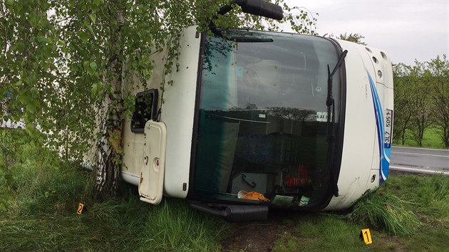 Ve Vlkav na Mladoboleslavsku se pevrtil autobus s dtmi (2.5.2017).