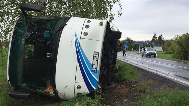 Ve Vlkav na Mladoboleslavsku se pevrtil autobus s dtmi (2.5.2017).