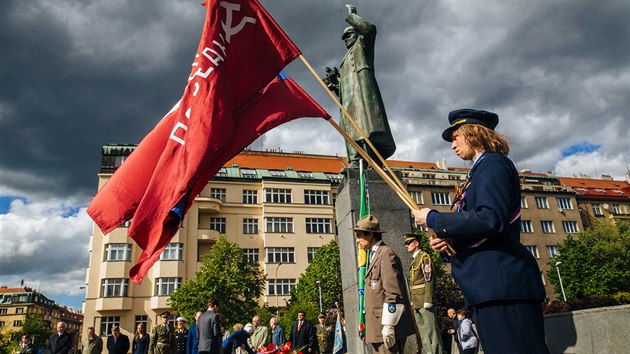 Pietní akt k uctění obětí zahraničních armád při Pražském povstání v roce 1945 se uskutečnil u památníku sovětského maršála Koněva v Dejvicích. Na shromáždění pořádaném Českým svazem bojovníků za svobodu vlálo několik rozličných vlajek (3. 5. 2017).