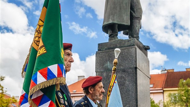 Pietní akt k uctění obětí zahraničních armád při Pražském povstání v roce 1945 se uskutečnil u památníku sovětského maršála Koněva v Dejvicích. Na shromáždění pořádaném Českým svazem bojovníků za svobodu vlálo několik rozličných vlajek (3. 5. 2017).