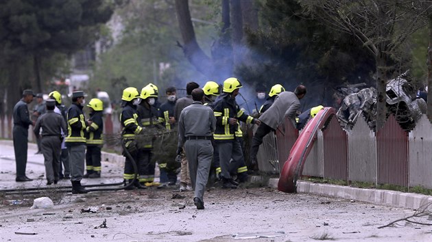 Bezpenostn i zchrann sloky prohledvaj msto sebevraednho toku v Kbulu. Nejhe tok odnesli civilist (3. kvtna 2017)