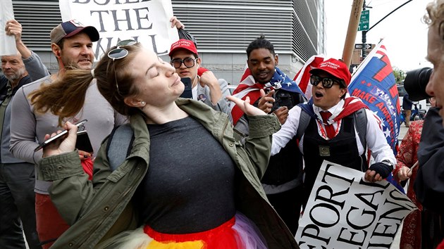 Na Donalda Trumpa ekaly v jeho domovskm New Yorku stovky demonstrant. Rozntilo je mon zruen tzv. Obamacare (4. kvtna 2017)