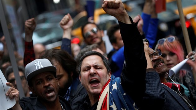 Na Donalda Trumpa ekaly v jeho domovskm New Yorku stovky demonstrant. Rozntilo je mon zruen tzv. Obamacare (4. kvtna 2017)