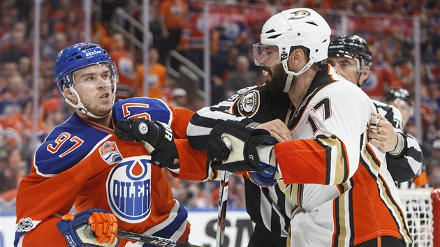 Connor McDavid z Edmontonu (vlevo) a  Ryan Kesler z Anaheimu v nevybrav potyce.