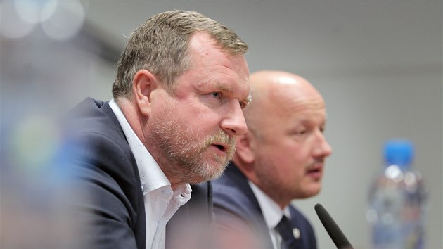 Trenr Pavel Vrba na tiskov konferenci odpovd na otzky novin.