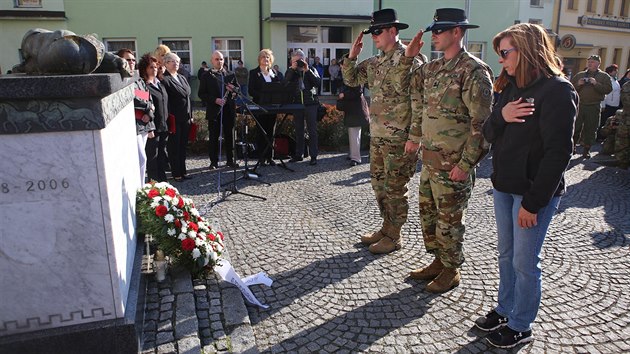 Vzpomnky na osvobozen americkou armdou v Bl nad Radbuzou se zastnili i vojci druh kavalerie. Na snmku je tak Carry LeBlanc, dcera velitele Cattleta (30. dubna 2017)