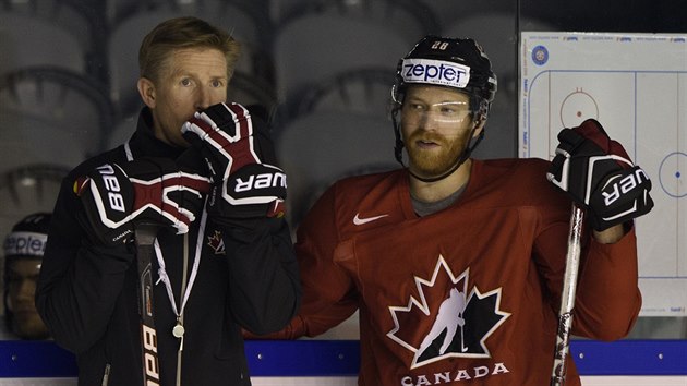 Kanadsk hokejov reprezentant Claude Giroux (vpravo) a asistent trnra Dave...
