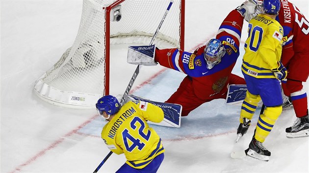 vdsk hokejista Joakim Nordstrm (dole) v anci ped ruskm glmanem Andrejem Vasiljevskm.
