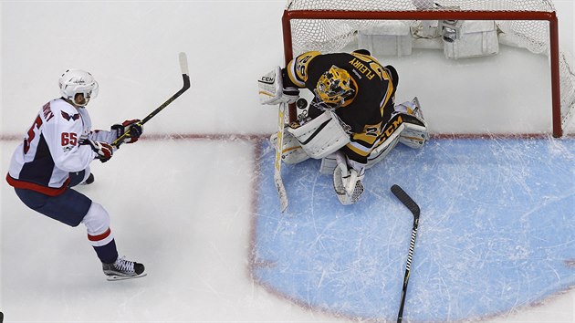 Andre Burakovsky z Washingtonu v anci ped brankem Marcem-Andre Fleurym z Pittsburghu.