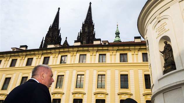 Ministr vnitra Milan Chovanec jednal na Praskm hrad s prezidentem Miloem Zemanem o demisi vldy (3. kvtna 2017).