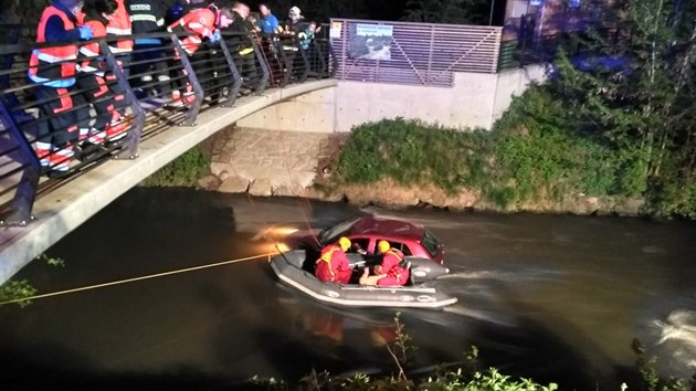 Seniorka vjela v Olomouci s autem na cyklostezku vedouc skrz park, na kter ale havarovala a sjela do potoka. Z vozu ji museli vyprostit hasii.