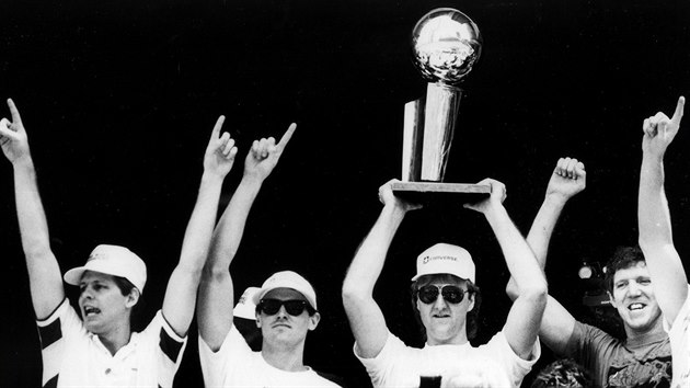 Rok 1986: Larry Bird z Bostonu zvedá nad hlavu cenu pro vítěze NBA. Spolu s ním slaví (zleva) Danny Ainge, Rick Carlisle a Bill Walton.