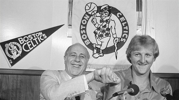 Rok 1979: Larry Bird na spolen fotce s Redem Auerbachem, legendrnm trenrem Boston Celtics