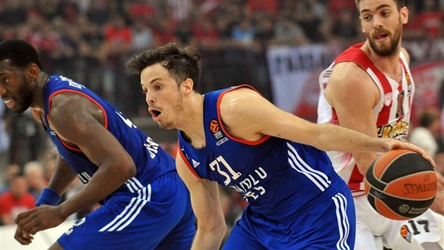 Thomas Heurtel (u me) z Anadolu Efes Istanbul prv obeel Vangelise Mantzarise z Olympiakosu Pireus.