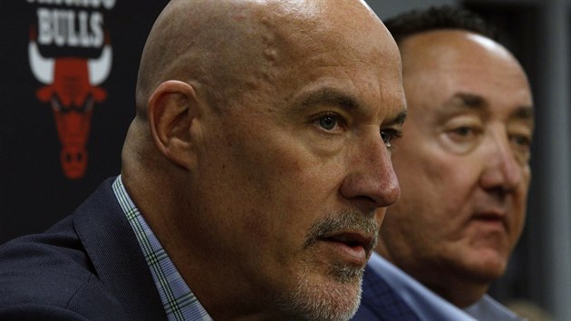 John Paxson, viceprezident Chicago Bulls, v pozad klubov generln manaer Gar Forman