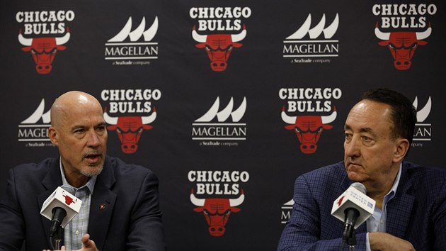 John Paxson (vlevo), viceprezident Chicaga Bulls, spolu s klubovm generlnm manaerem Garem Formanem na tiskov konferenci.