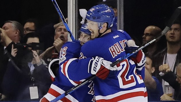 Nick Holden (22) a Jesper Fast (19) z NY Rangers oslavuj gl.