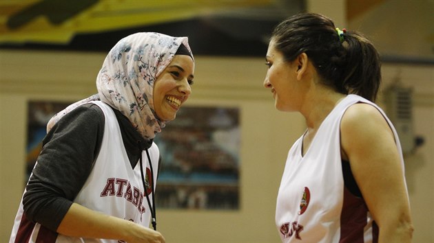 Tureck amatrsk basketbalistky Hacer Sahilov (vlevo) a Hulya Cenberov vtipkuj bhem trninku.