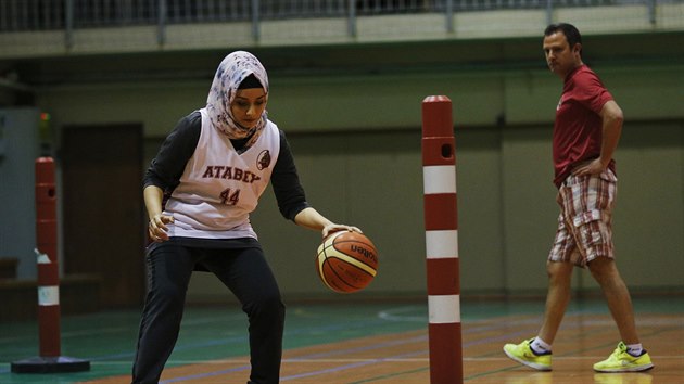 Tureck basketbalov nadenkyn Hacer Sahilov bhem trninku. I j umon zmna pravidel nosit pi zpasech pokrvku hlavy.