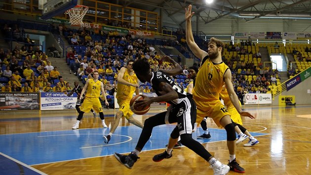 Miroslav Kvapil (vpravo) z Opavy neuhldal Howarda Sant-Roose z Nymburka.