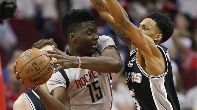 Clint Capela (u me) z Houstonu pod tlakem Dejounteho Murraye ze San Antonia.