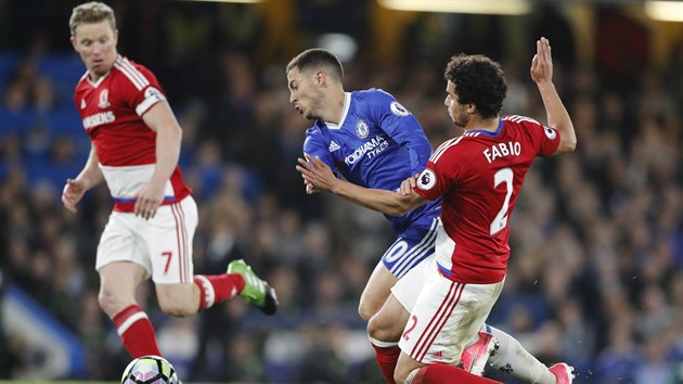 Eden Hazard (v modrm) z Chelsea v souboji s Fabiem Da Silvou z Middlesbrough.