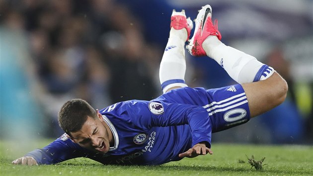 Eden Hazard z Chelsea pad po faulu jednoho z protihr z Middlesbrough.