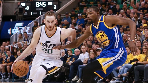 Gordon Hayward (vlevo) z Utahu obchz Kevina Duranta z Golden State.