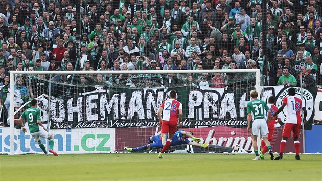 Miroslav Markovi z Bohemians (vlevo v zelenm) pekonv z penalty slvistickho glmana Jiho Pavlenku.