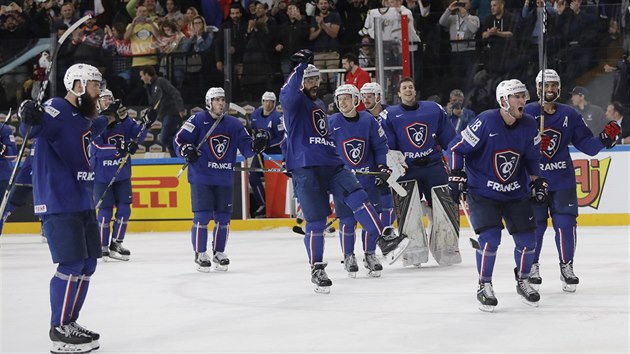Francouzští hokejisté slaví vítězství nad Finskem.
