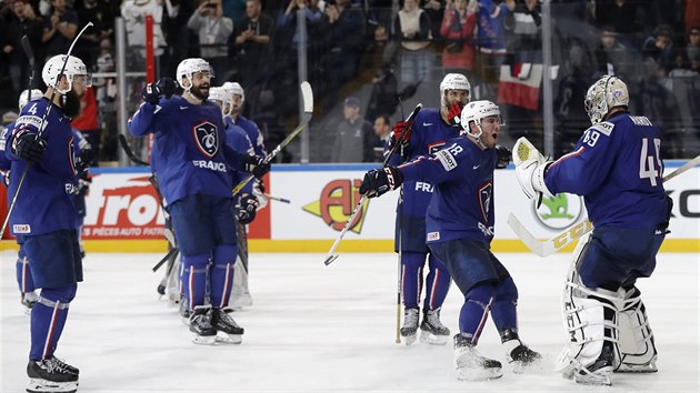 TO JE RADOSTI. Francouzští hokejisté slaví vítězství nad Finskem.