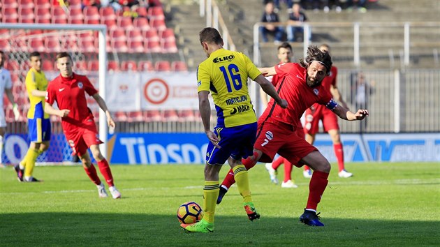 Brnnsk kapitn Pavel Zavadil (vpravo) bojuje o m s Rbertem Matjovem ze Zlna.