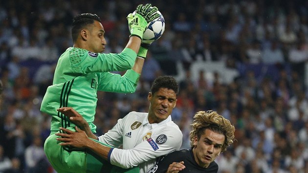 Brank Realu Keylor Navas chyt centr v semifinlovm utkn Ligy mistr proti Atltiku Madrid.