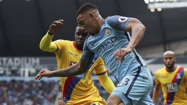 tonk Manchesteru City Gabriel Jesus obchz v ligovm zpase obrnce Crystal Palace Jeffreyho Schluppa.