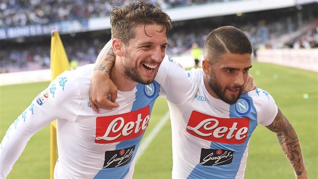 Fotbalist Neapole Dries Mertens a Lorenzo Insigne (vpravo) se raduj z glu bhem utkn proti Cagliari.