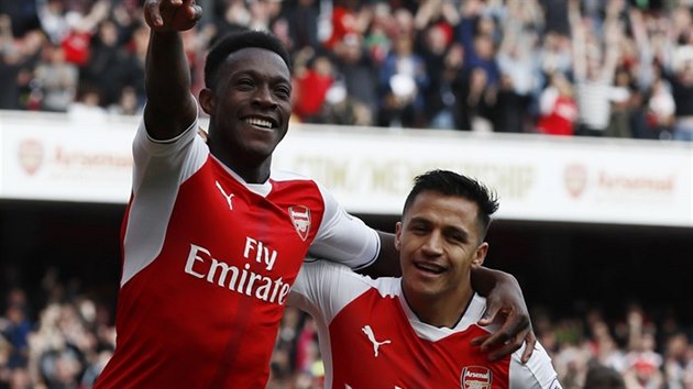 JE TO 2:0. tonk Arsenalu Danny Welbeck se hlavou trefil pesn a mohl se spoluhrem Alexisem slavit gl do st Manchesteru United.