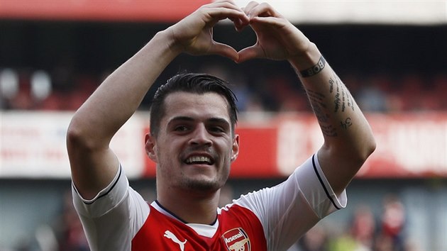 ML TST, ALE POT SE. Granit Xhaka z Arsenalu se raduje, jeho stela se otela o zda Andera Herrery a zapadla do st Manchesteru.