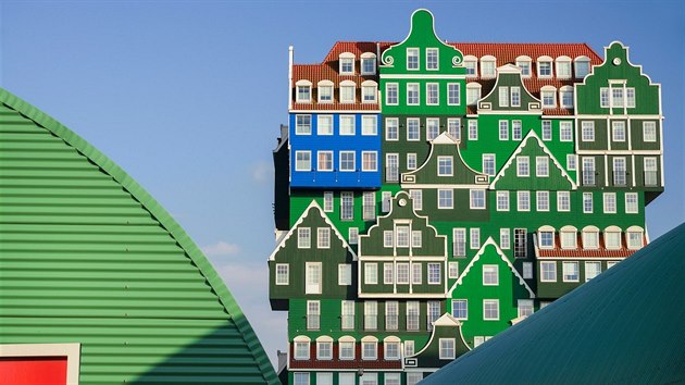 Mnoho v jednom. Hotel v nizozemském Zaandamu, p�edm�stí Amsterdamu, je zdánliv�...
