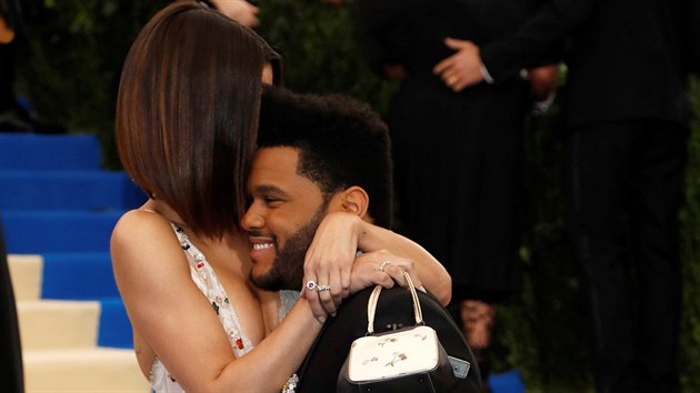 The Weeknd a Selena Gomezov na Met Gala (New York, 1. kvtna 2017)