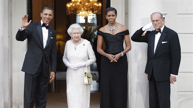 Britsk krlovna Albta II., jej manel princ Philip a exprezident USA Barack Obama s manelkou Michelle (Londn, 25. kvtna 2011)