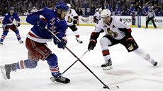 Michael Grabner (vlevo) z NY Rangers útoí, o puk ho chce pipravit Dion...